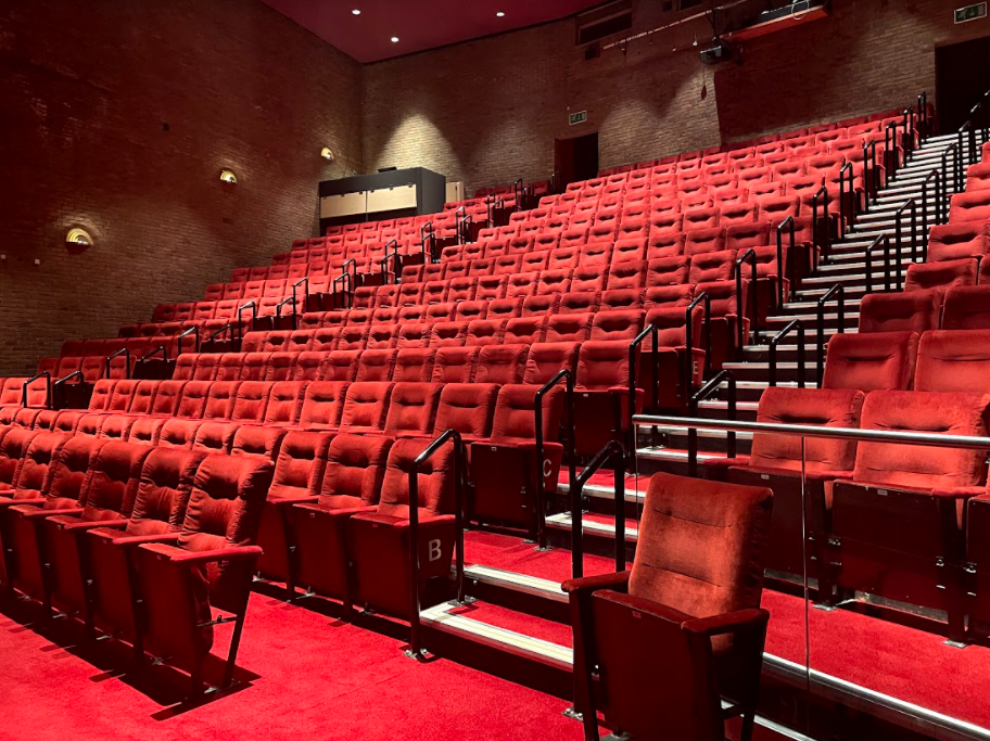 raked seating in kenneth more theatre auditorium