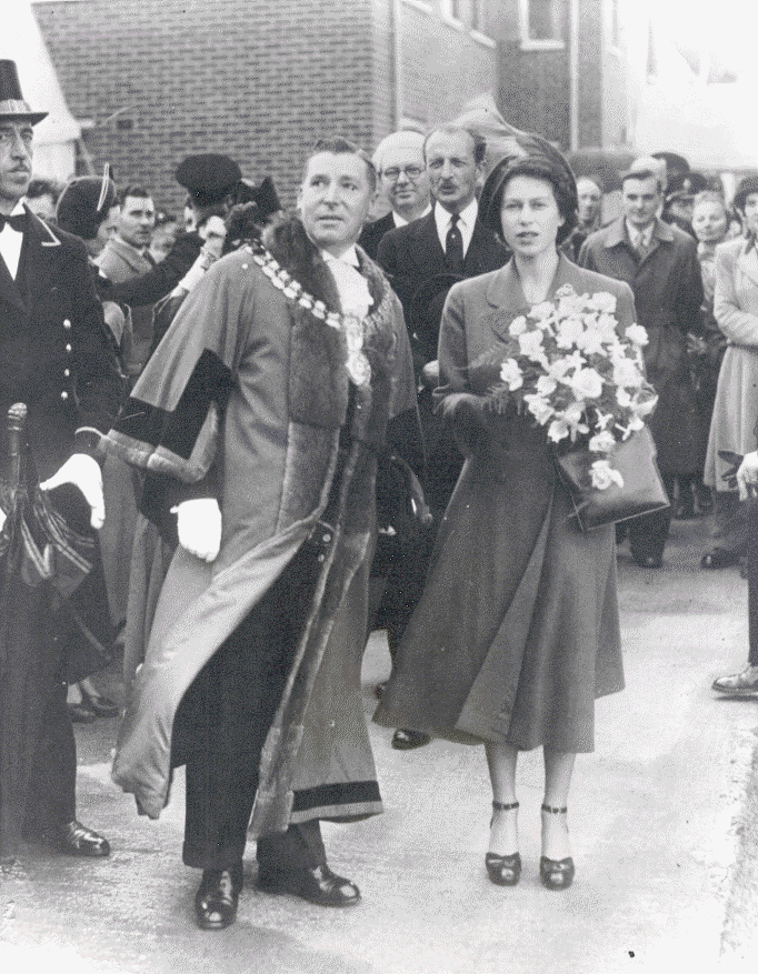 Princess Elizabeth and the Mayor of Ilford during her visit in 1949