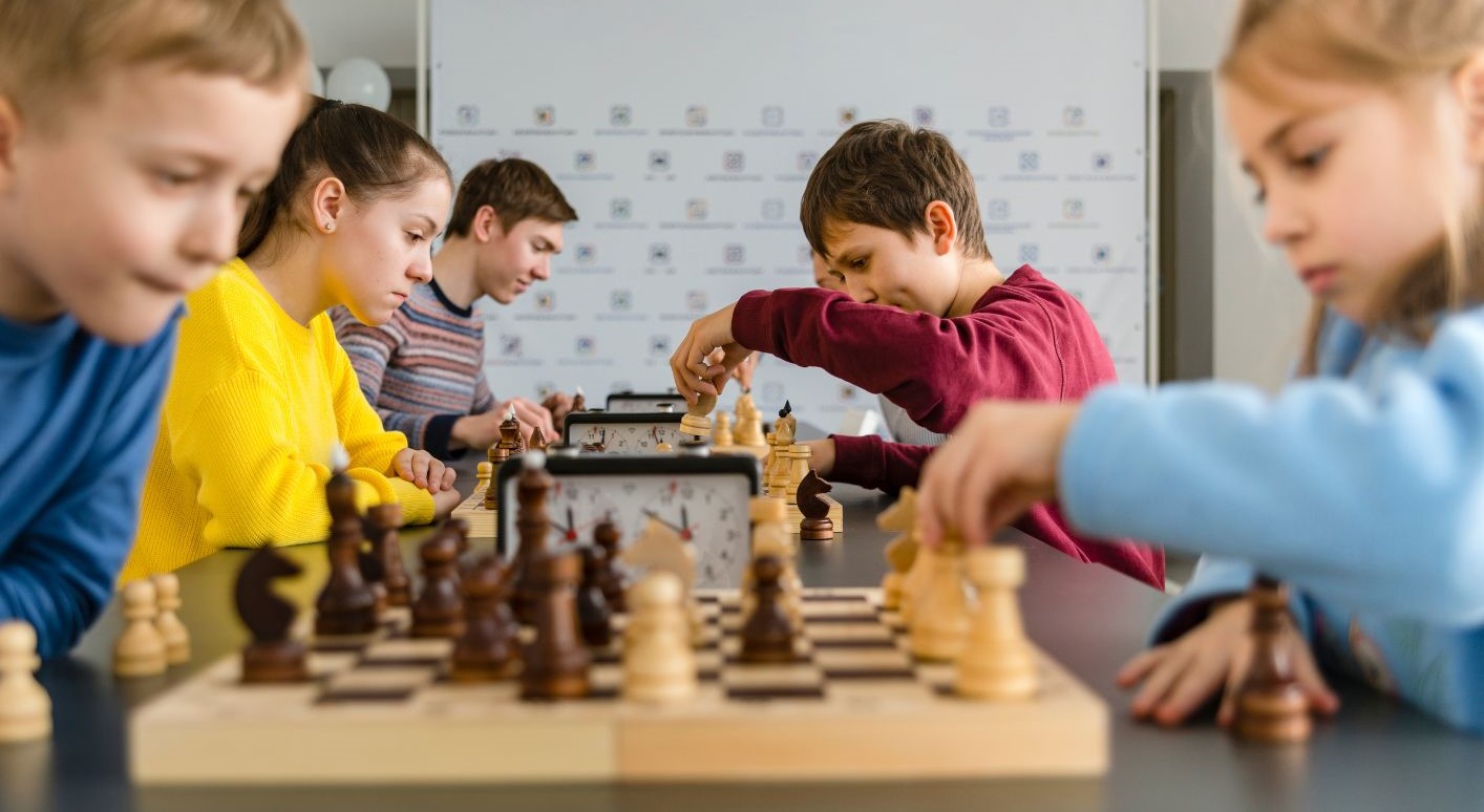 Children are playing chess